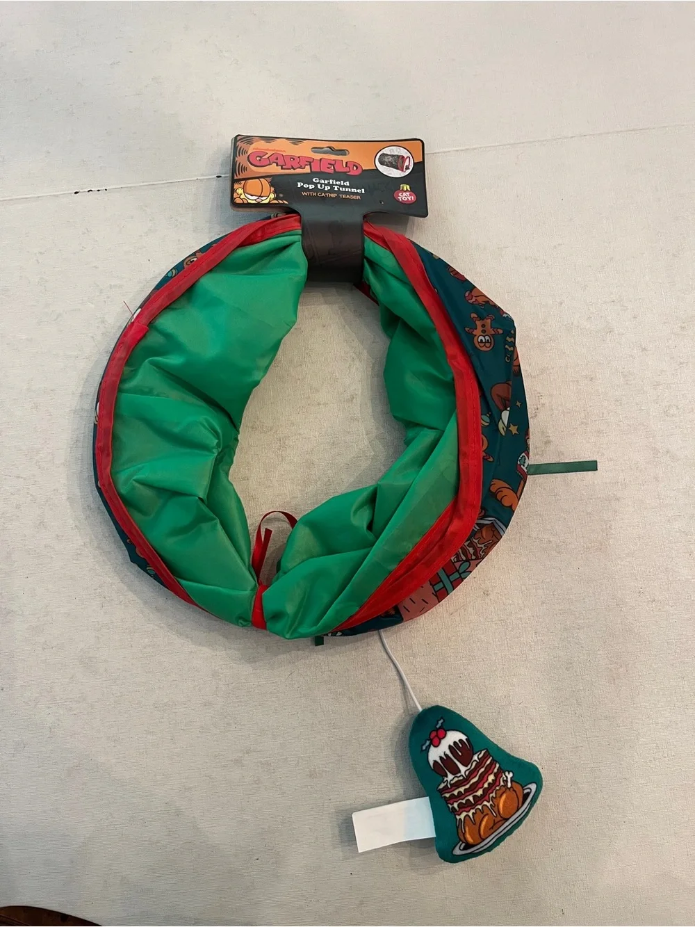 Garfield Christmas Green and Red Cat Holiday Pop-Up Tunnel. New!